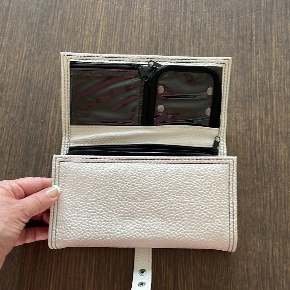 TRAVEL JEWELRY CASE /ORGANIZER, CREAM WITH SILVERTONE HARDWARE EXPANDABLE